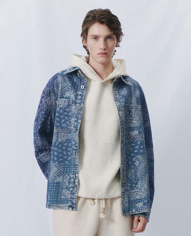  URBAN REVIVO - Áo khoác denim nam họa tiết hiện đại 