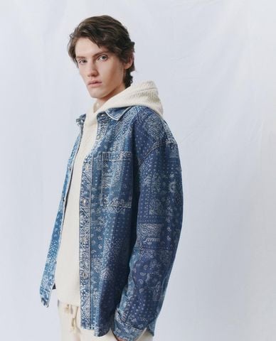  URBAN REVIVO - Áo khoác denim nam họa tiết hiện đại 