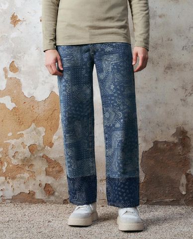  URBAN REVIVO - Quần jeans nam ống rộng phối họa tiết hiện đại 