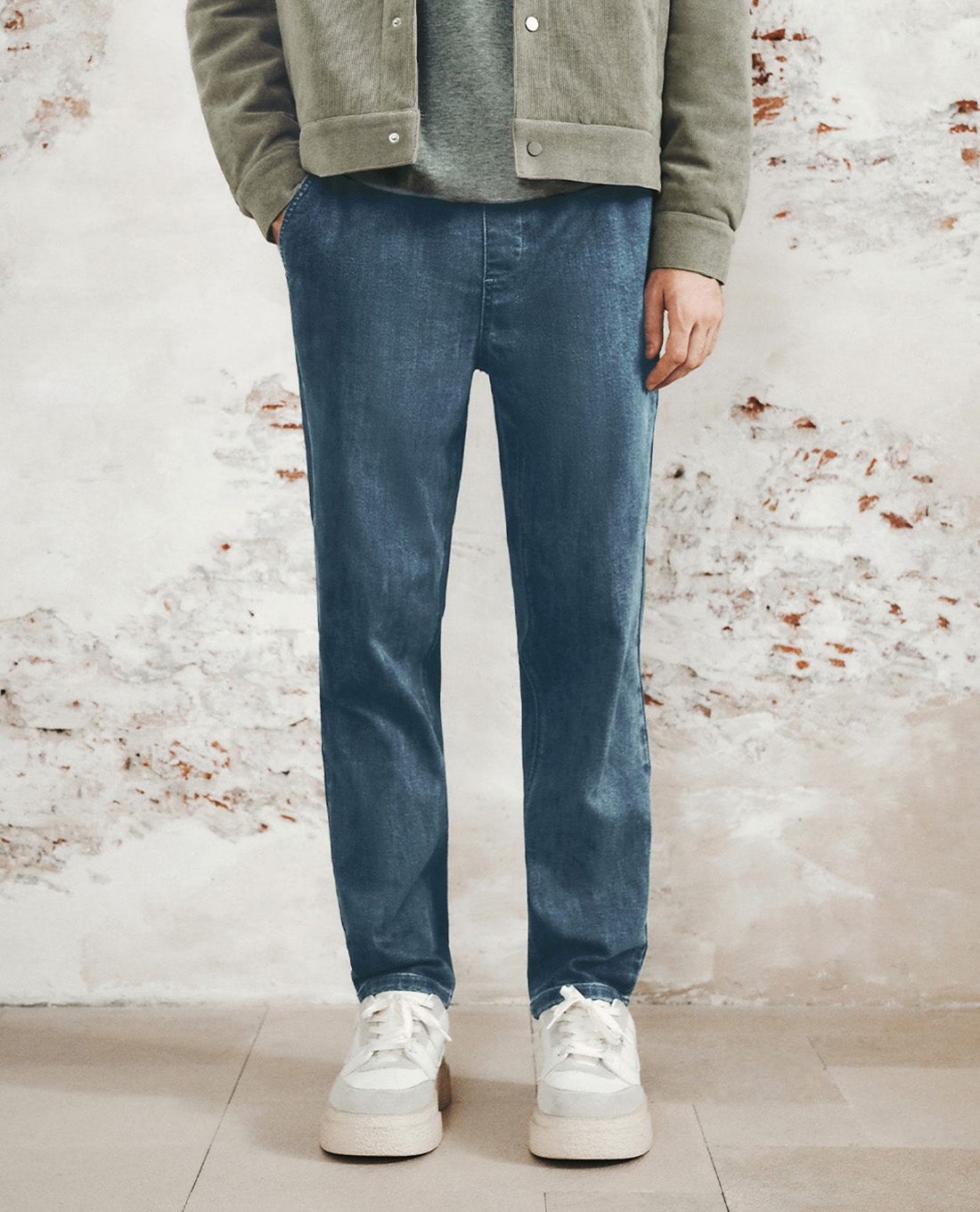 URBAN REVIVO - Quần jeans nam ống đứng lưng thun Regular