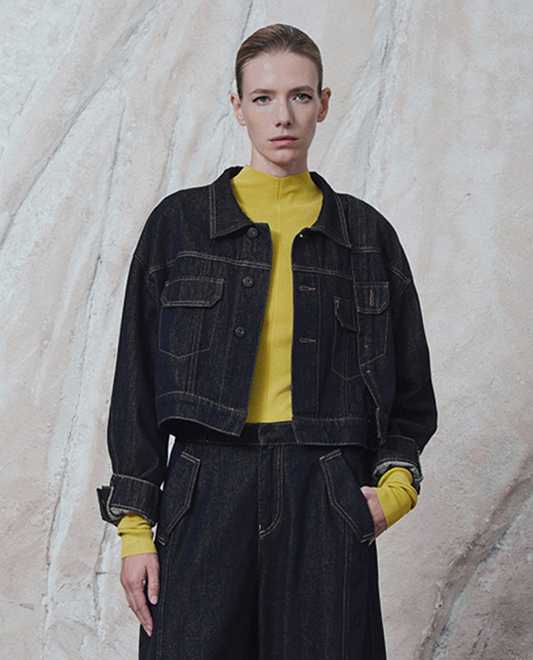 URBAN REVIVO - Áo khoác denim nữ phom croptop phối nút cá tính