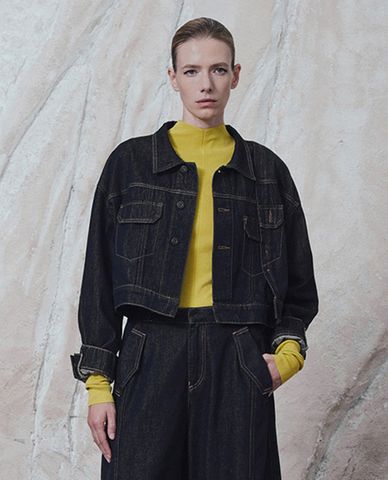  URBAN REVIVO - Áo khoác denim nữ phom croptop phối nút cá tính 