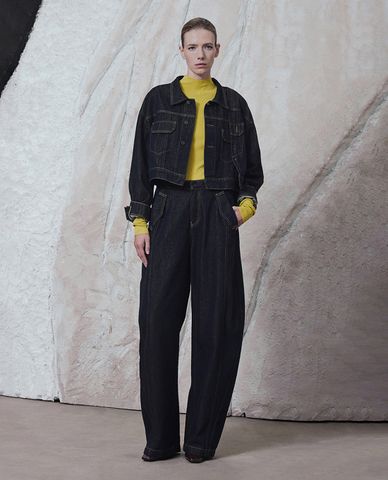  URBAN REVIVO - Áo khoác denim nữ phom croptop phối nút cá tính 