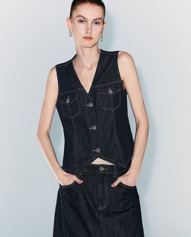  URBAN REVIVO - Áo khoác gilet nữ denim cổ V sát nách trẻ trung 