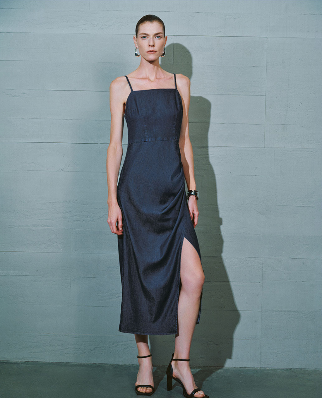 URBAN REVIVO - Đầm hai dây denim phom midi Ruched Cami