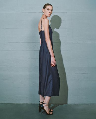  URBAN REVIVO - Đầm hai dây denim phom midi Ruched Cami 