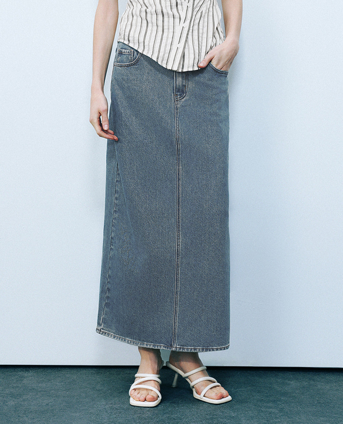 URBAN REVIVO - Chân váy denim midi lưng cao tôn dáng