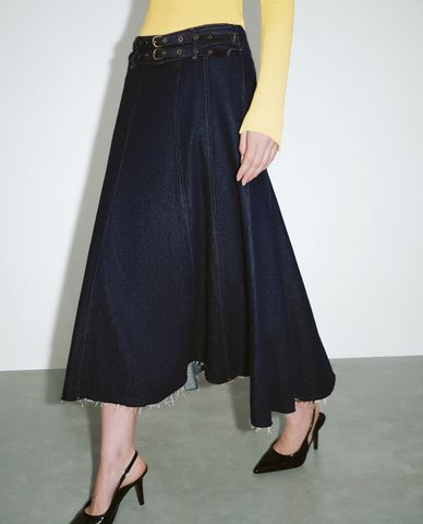  URBAN REVIVO - Chân váy denim midi lưng cao phối thắt lưng 