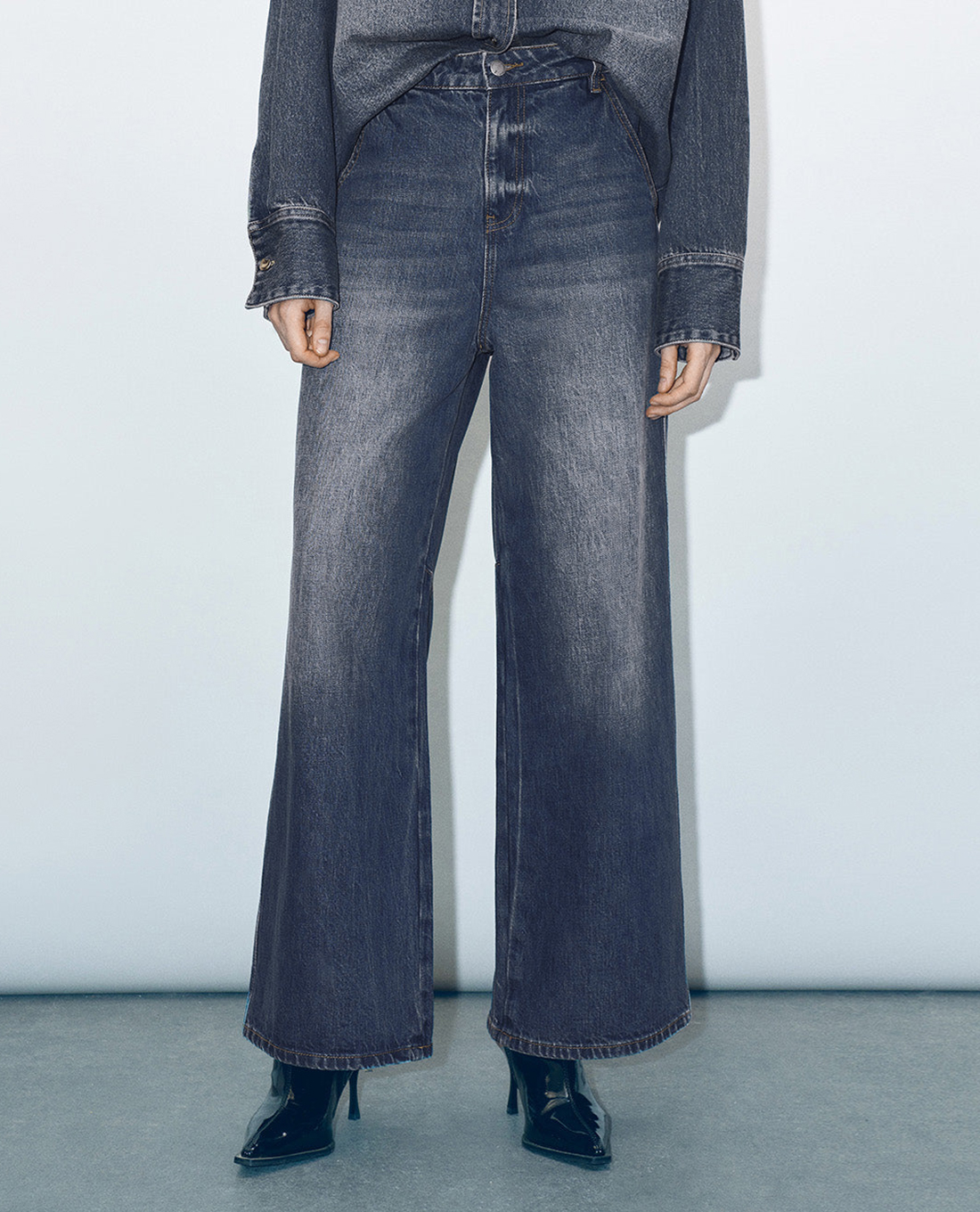 URBAN REVIVO - Quần jeans nữ ống rộng trẻ trung