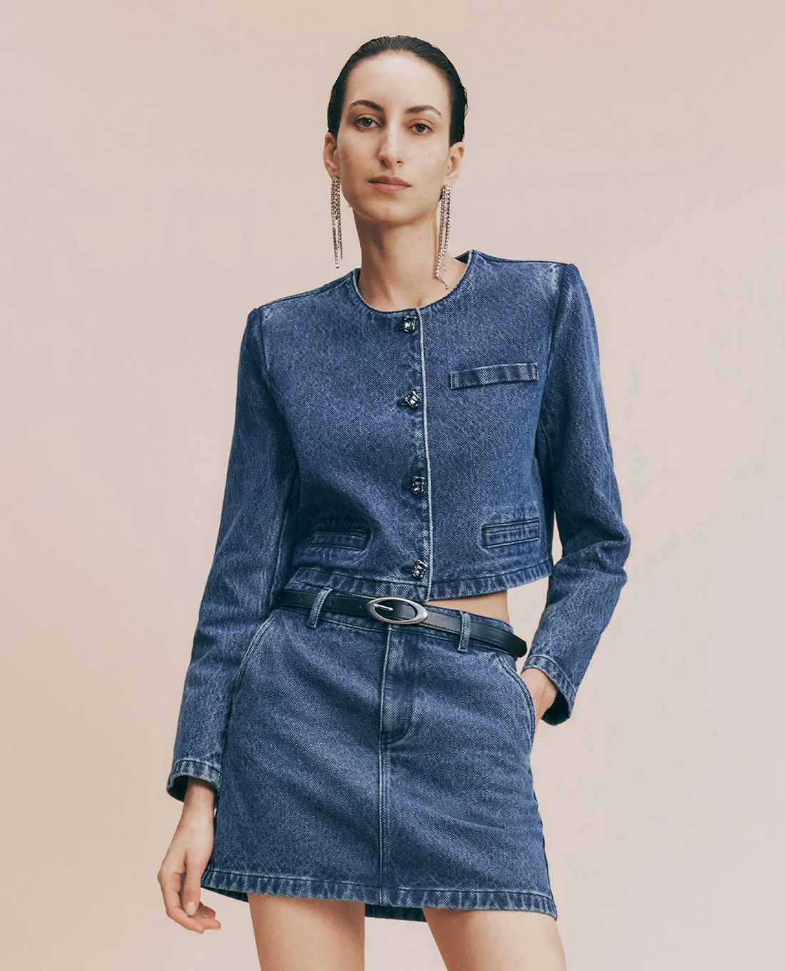 URBAN REVIVO - Áo khoác denim nữ phom croptop phối nút cá tính Straight