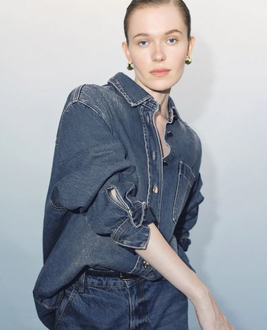  URBAN REVIVO - Áo sơ mi denim nữ cổ bẻ tay dài Button Up Loose 