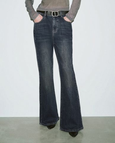  URBAN REVIVO - Quần jeans nữ ống loe phối thắt lưng 