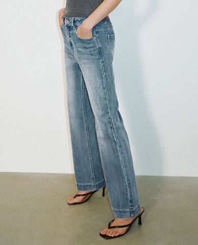  URBAN REVIVO - Quần jeans nữ ống loe wash bạc 