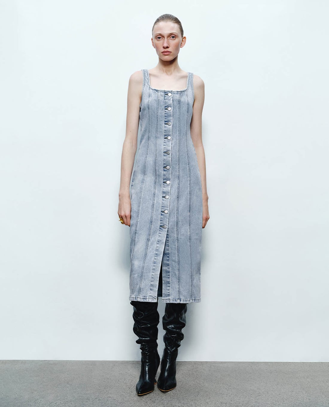 URBAN REVIVO - Đầm denim hai dây midi Button Up