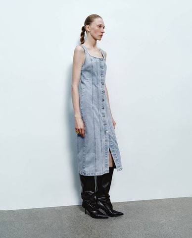  URBAN REVIVO - Đầm denim hai dây midi Button Up 