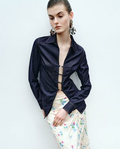  URBAN REVIVO - Áo sơ mi denim nữ cổ bẻ tay dài 