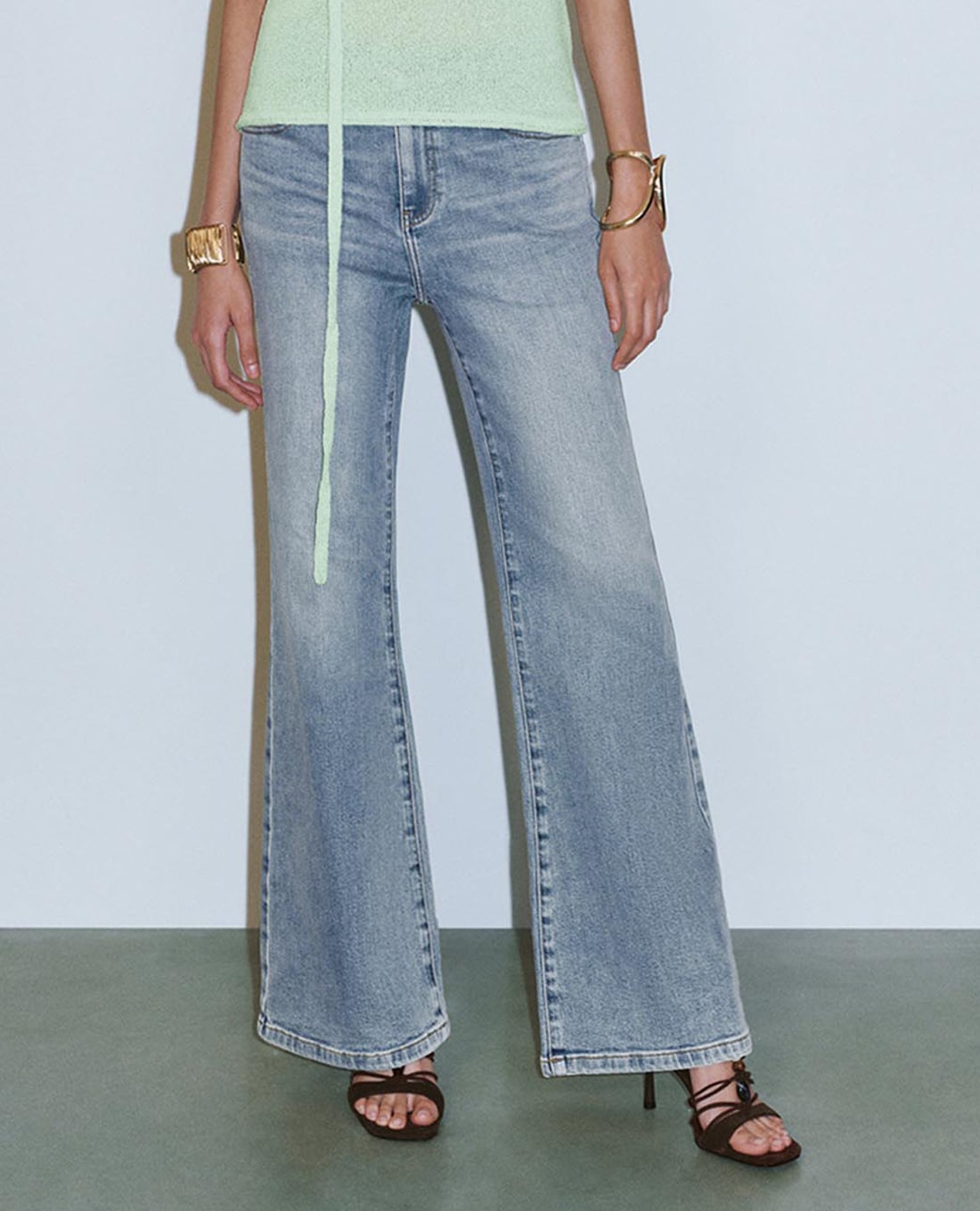 URBAN REVIVO - Quần jeans nữ ống loe wash bạc