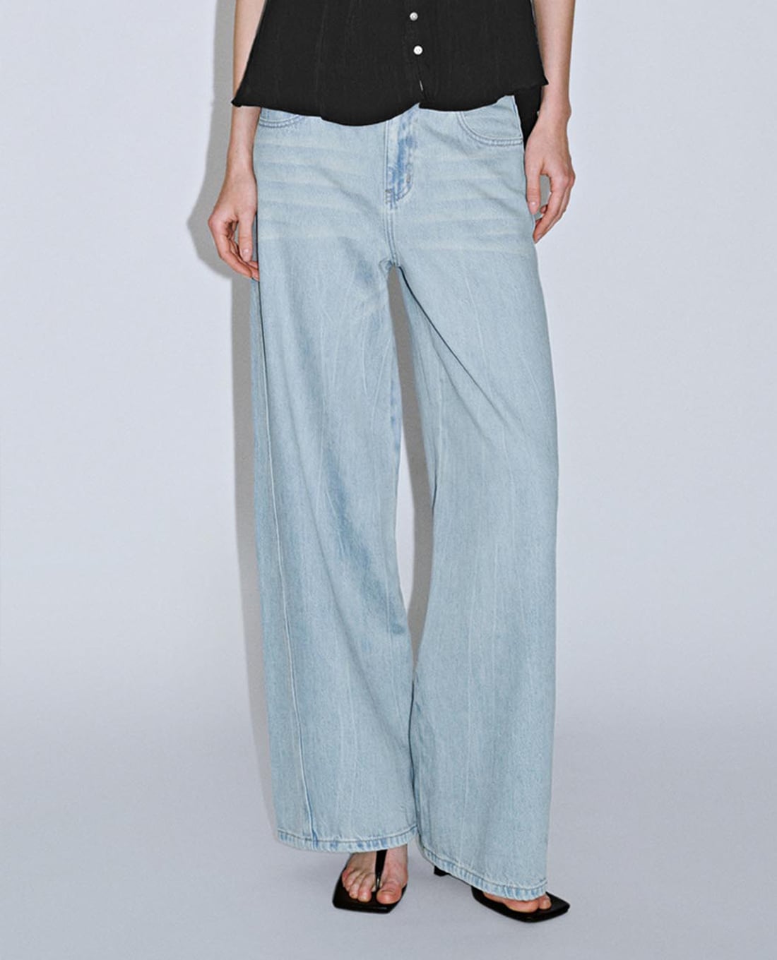 URBAN REVIVO - Quần jeans nữ ống rộng cá tính