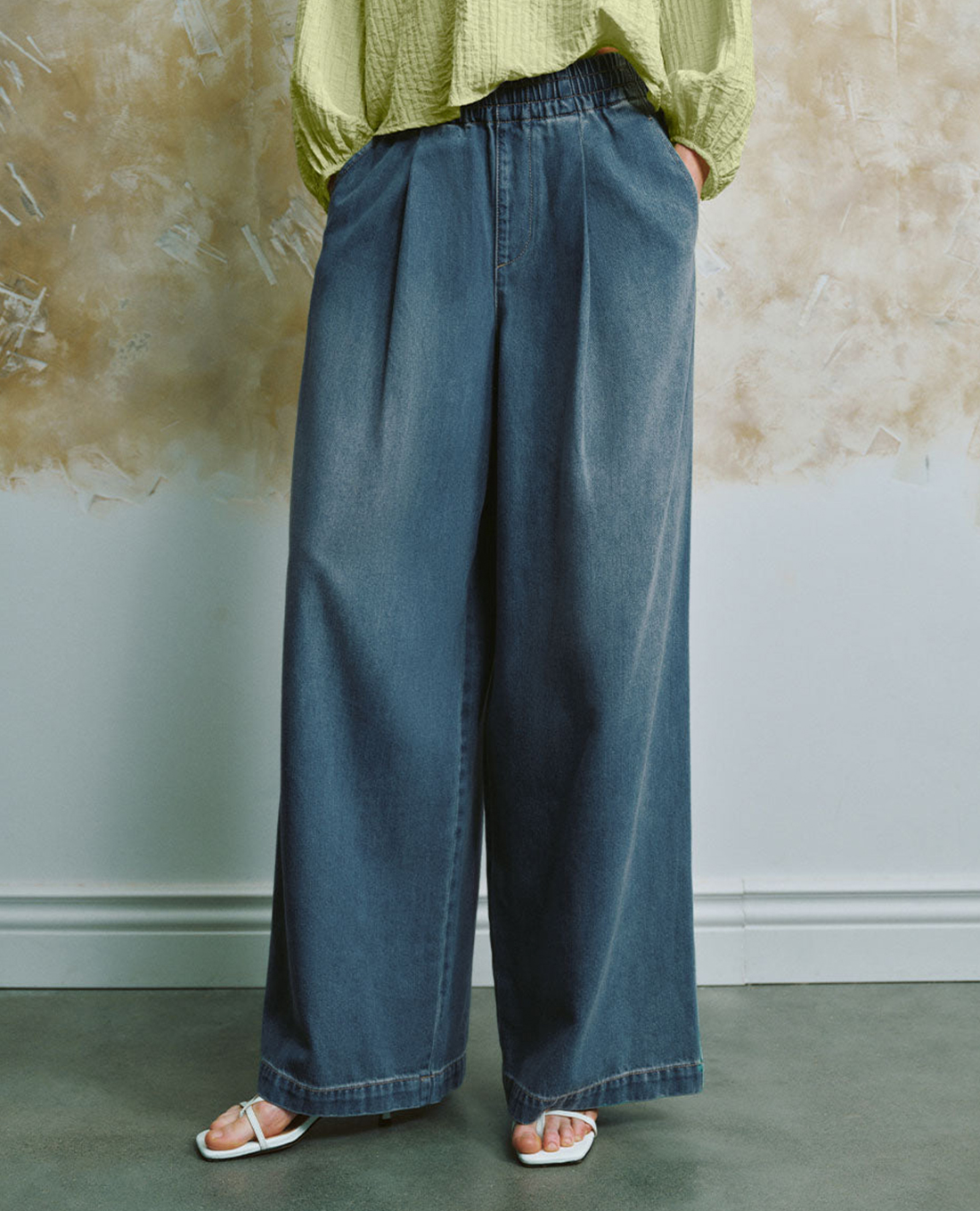 URBAN REVIVO - Quần jeans nữ ống rộng lưng thun trẻ trung