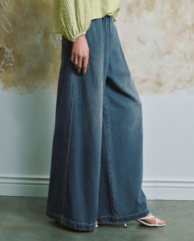  URBAN REVIVO - Quần jeans nữ ống rộng lưng thun trẻ trung 