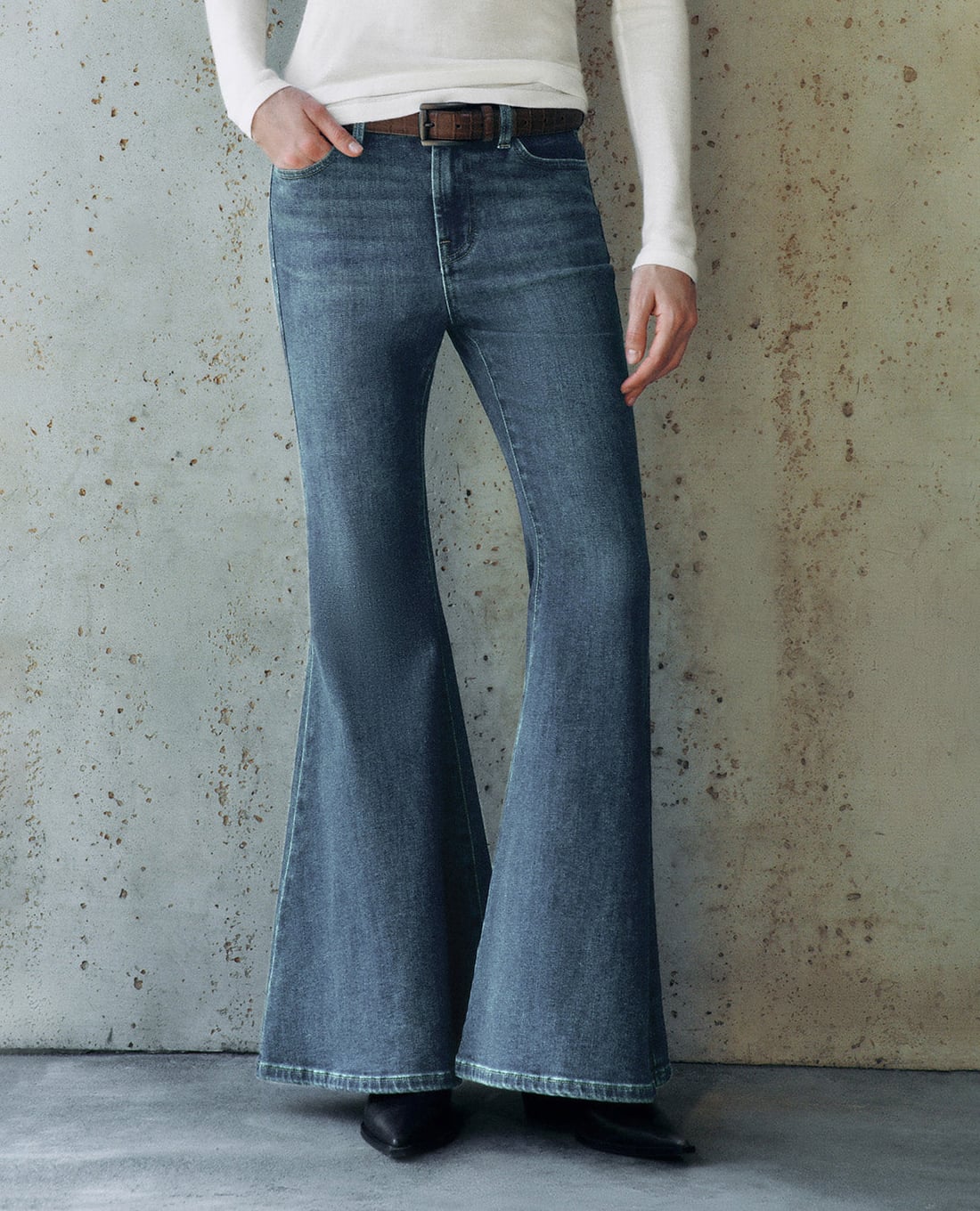 URBAN REVIVO - Quần jeans nữ ống loe thanh lịch