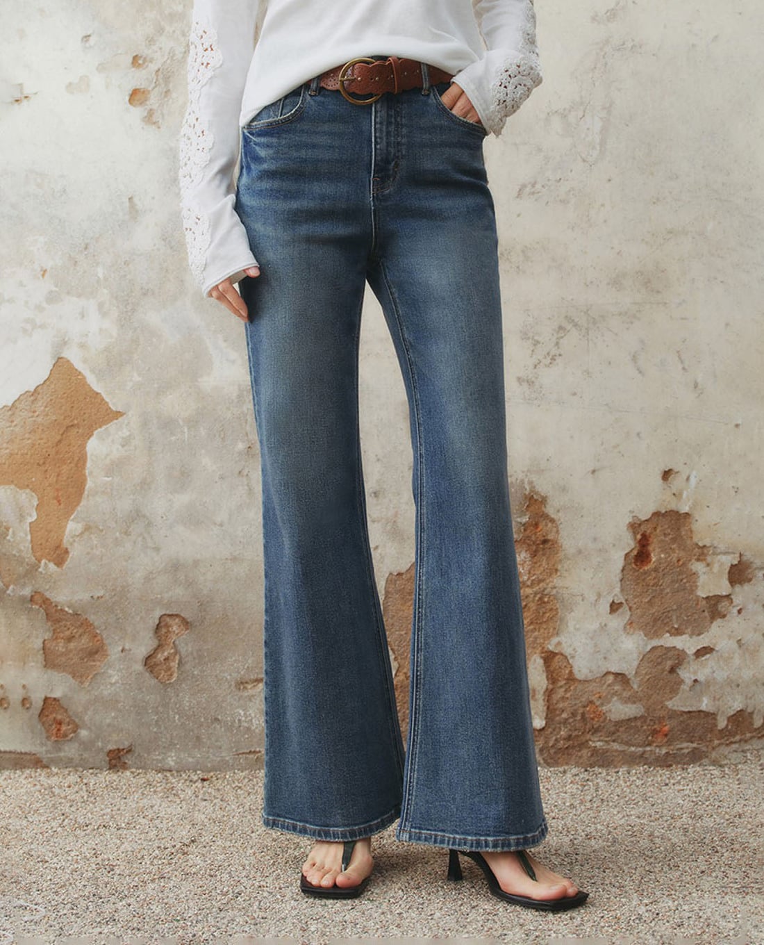 URBAN REVIVO - Quần jeans nữ ống loe phối thắt lưng