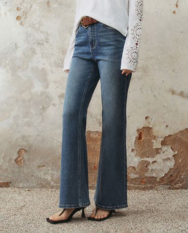  URBAN REVIVO - Quần jeans nữ ống loe phối thắt lưng 