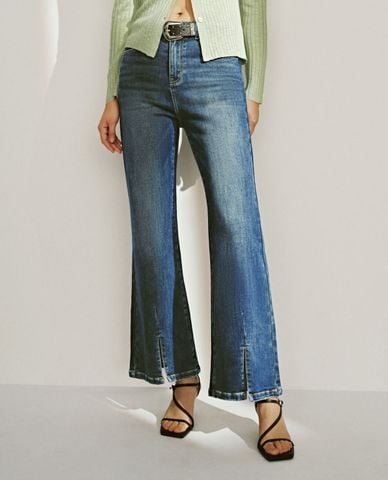  URBAN REVIVO - Quần jeans nữ ống loe phối thắt lưng 