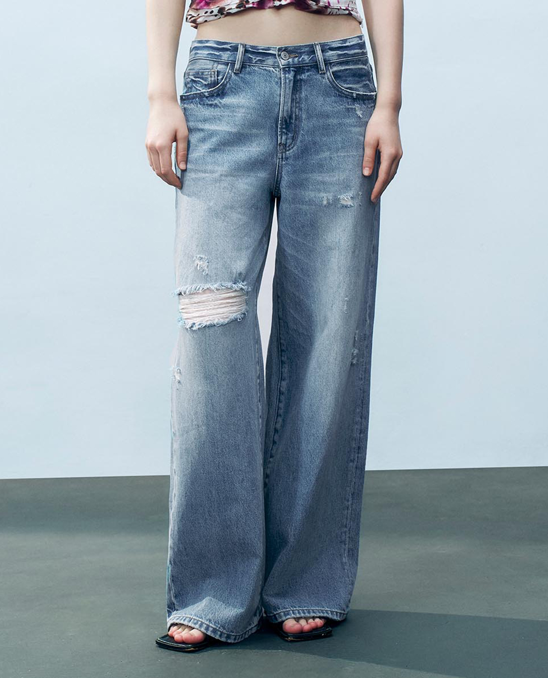 URBAN REVIVO - Quần jeans nữ ống rộng rách gối cá tính