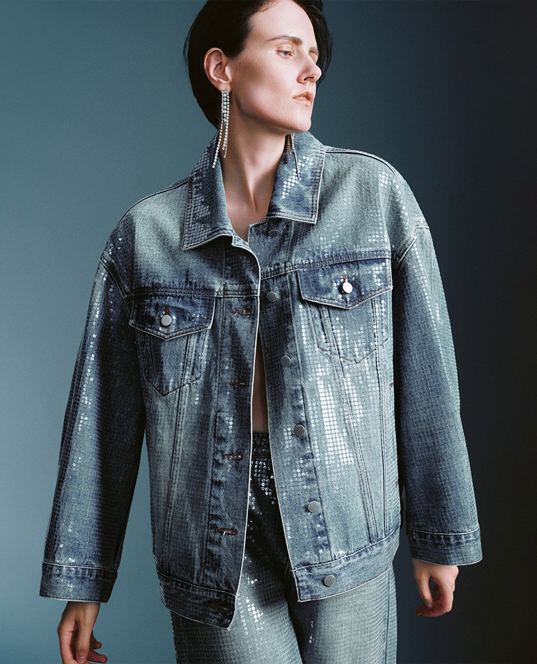 URBAN REVIVO - Áo khoác denim nữ phối nút cá tính Gloss