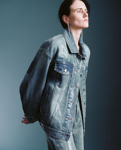  URBAN REVIVO - Áo khoác denim nữ phối nút cá tính Gloss 