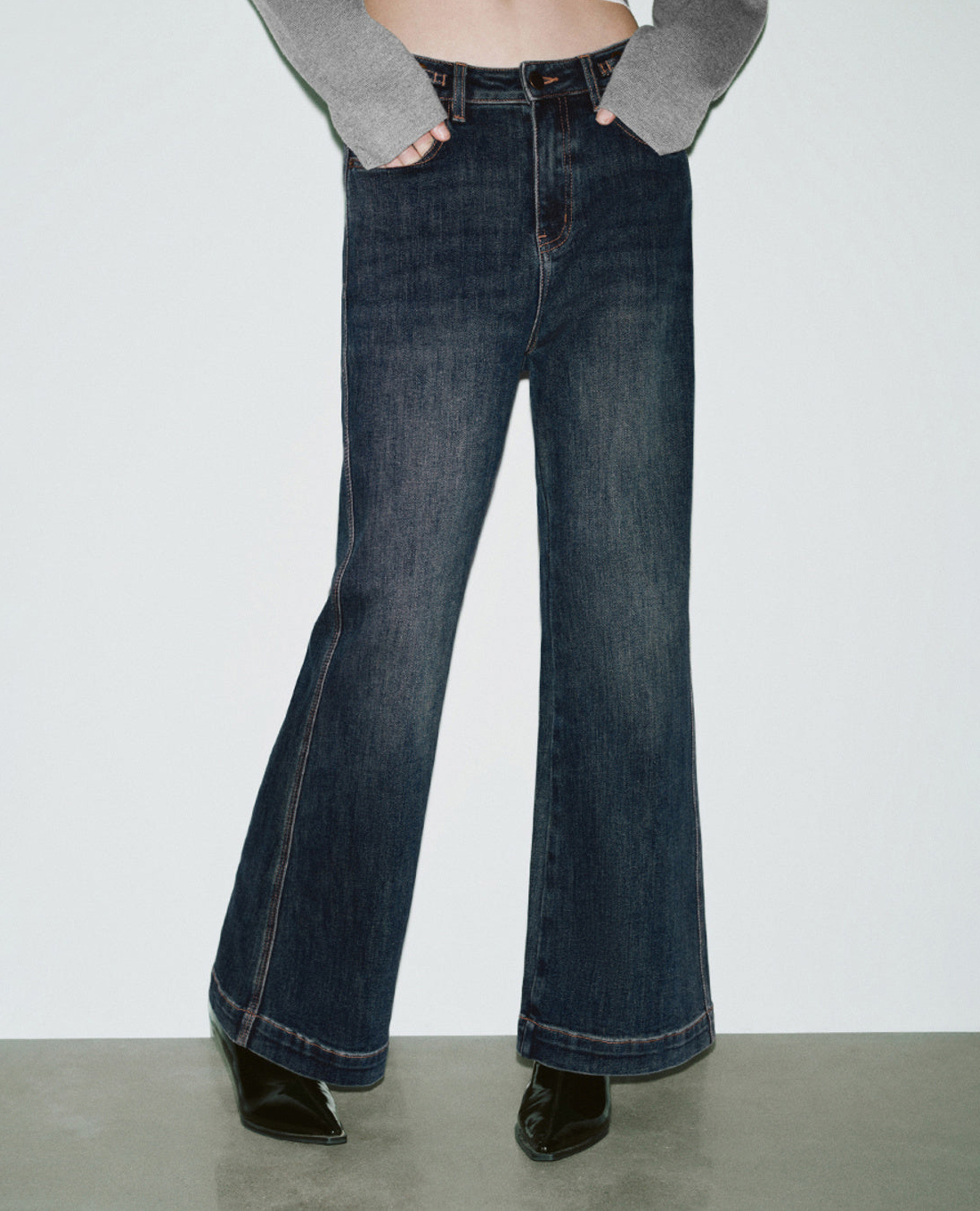 URBAN REVIVO - Quần jeans nữ ống loe thanh lịch