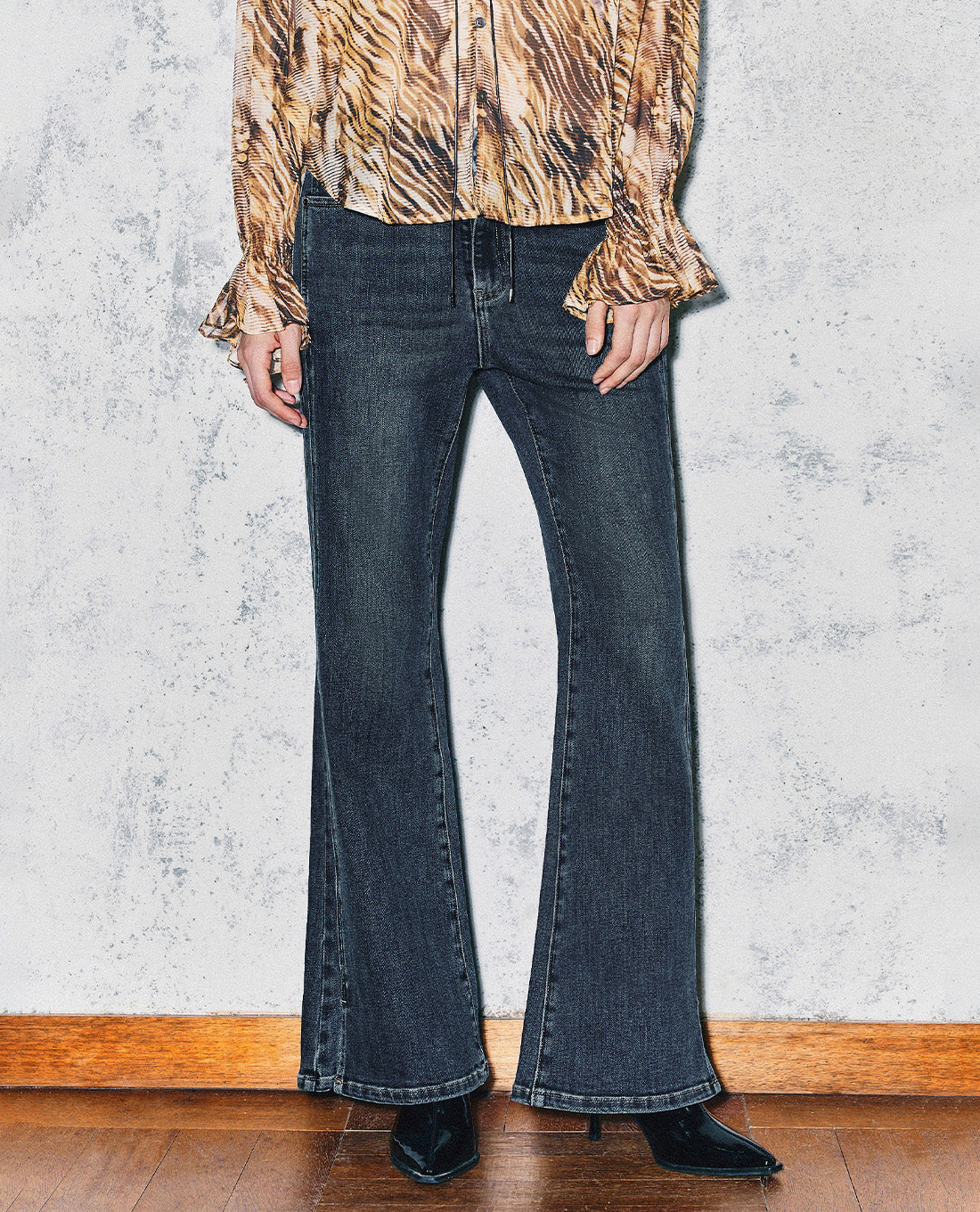URBAN REVIVO - Quần jeans nữ ống loe hiện đại