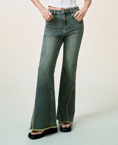  URBAN REVIVO - Quần jeans nữ ống loe phom ôm hiện đại 