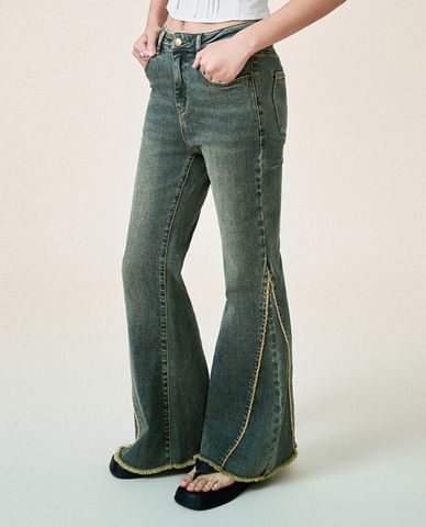  URBAN REVIVO - Quần jeans nữ ống loe phom ôm hiện đại 
