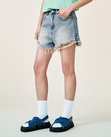  URBAN REVIVO - Quần shorts jean nữ wash bạc cá tính Raw Hem 