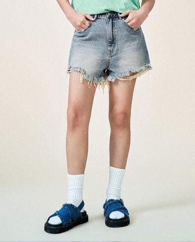  URBAN REVIVO - Quần shorts jean nữ wash bạc cá tính Raw Hem 