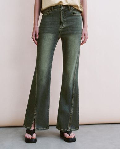  URBAN REVIVO - Quần jeans nữ ống loe wash bạc xẻ tà 