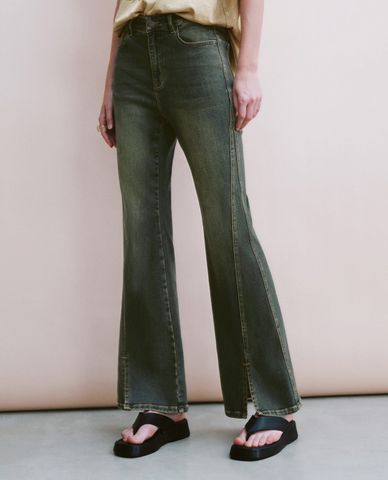  URBAN REVIVO - Quần jeans nữ ống loe wash bạc xẻ tà 