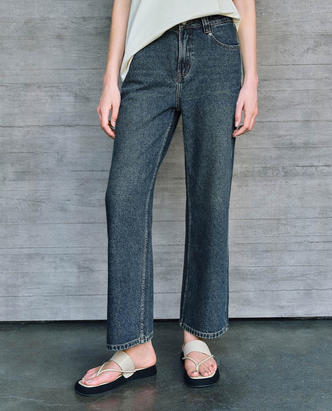URBAN REVIVO - Quần jeans nữ ống đứng thời trang Straight