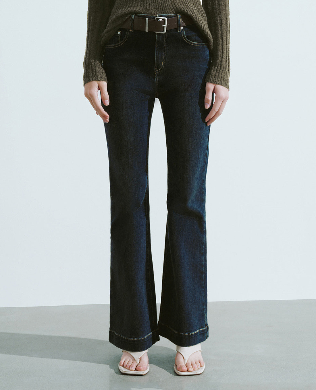 URBAN REVIVO - Quần jeans nữ ống loe phom ôm cá tính
