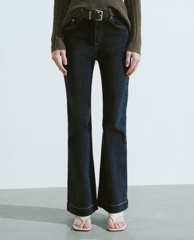  URBAN REVIVO - Quần jeans nữ ống loe phom ôm cá tính 