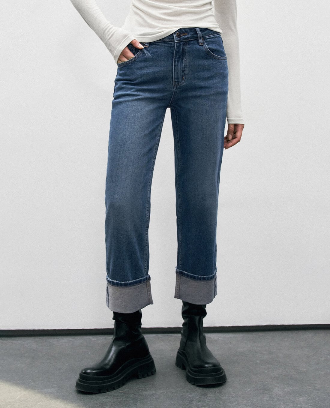 URBAN REVIVO - Quần jeans nữ ống đứng xắn gấu thanh lịch