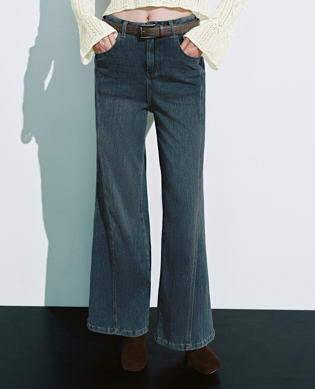 URBAN REVIVO - Quần jeans nữ ống loe thời thượng