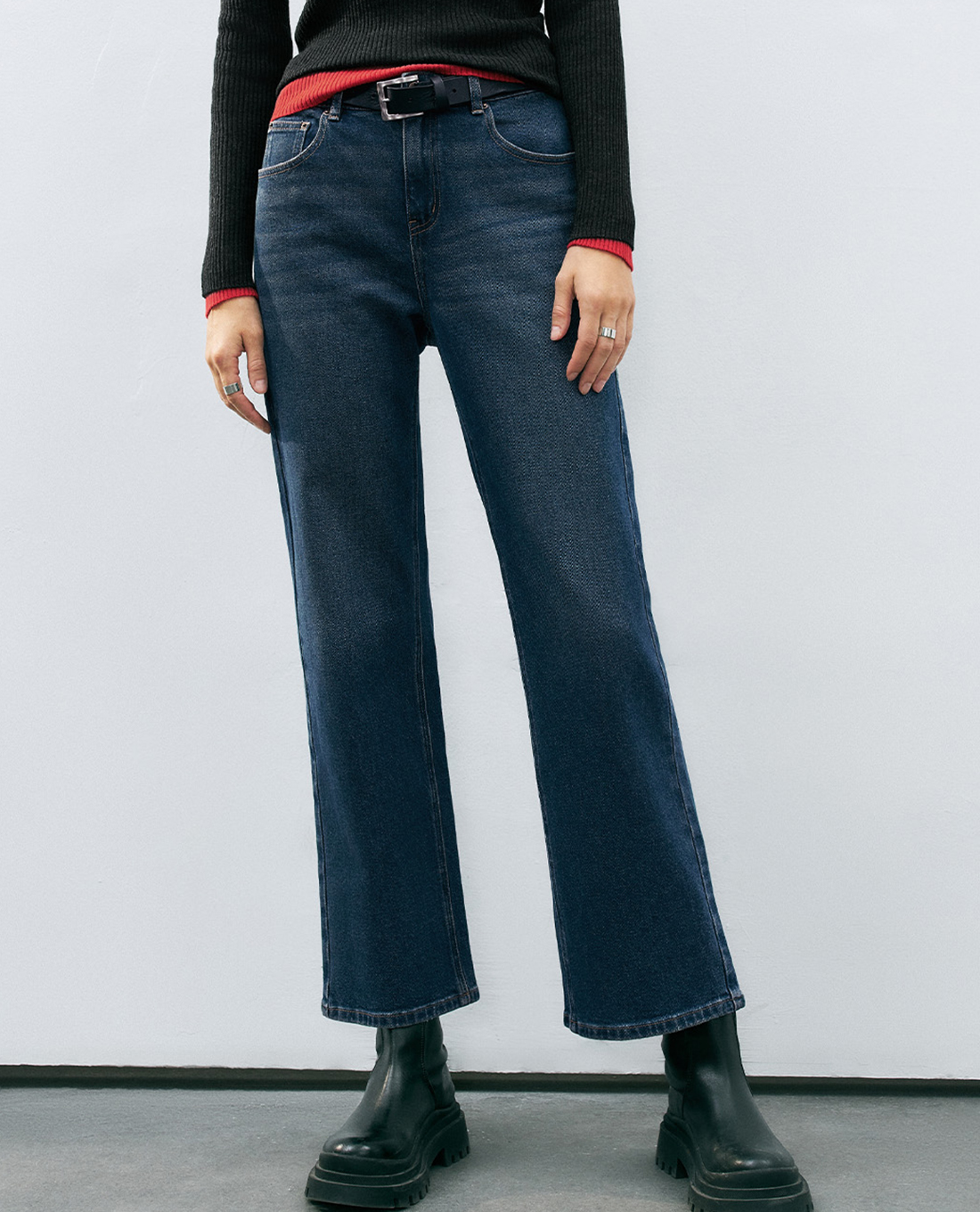 URBAN REVIVO - Quần jeans nữ ống đứng thời thượng