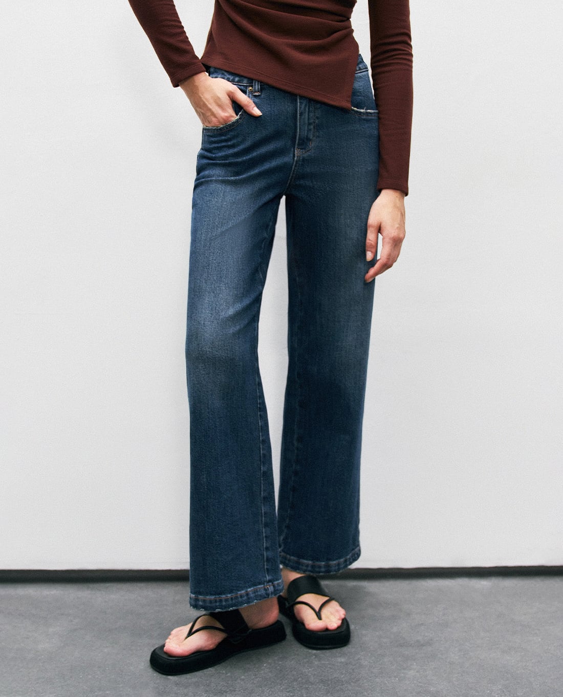 URBAN REVIVO - Quần jeans nữ ống đứng thời trang