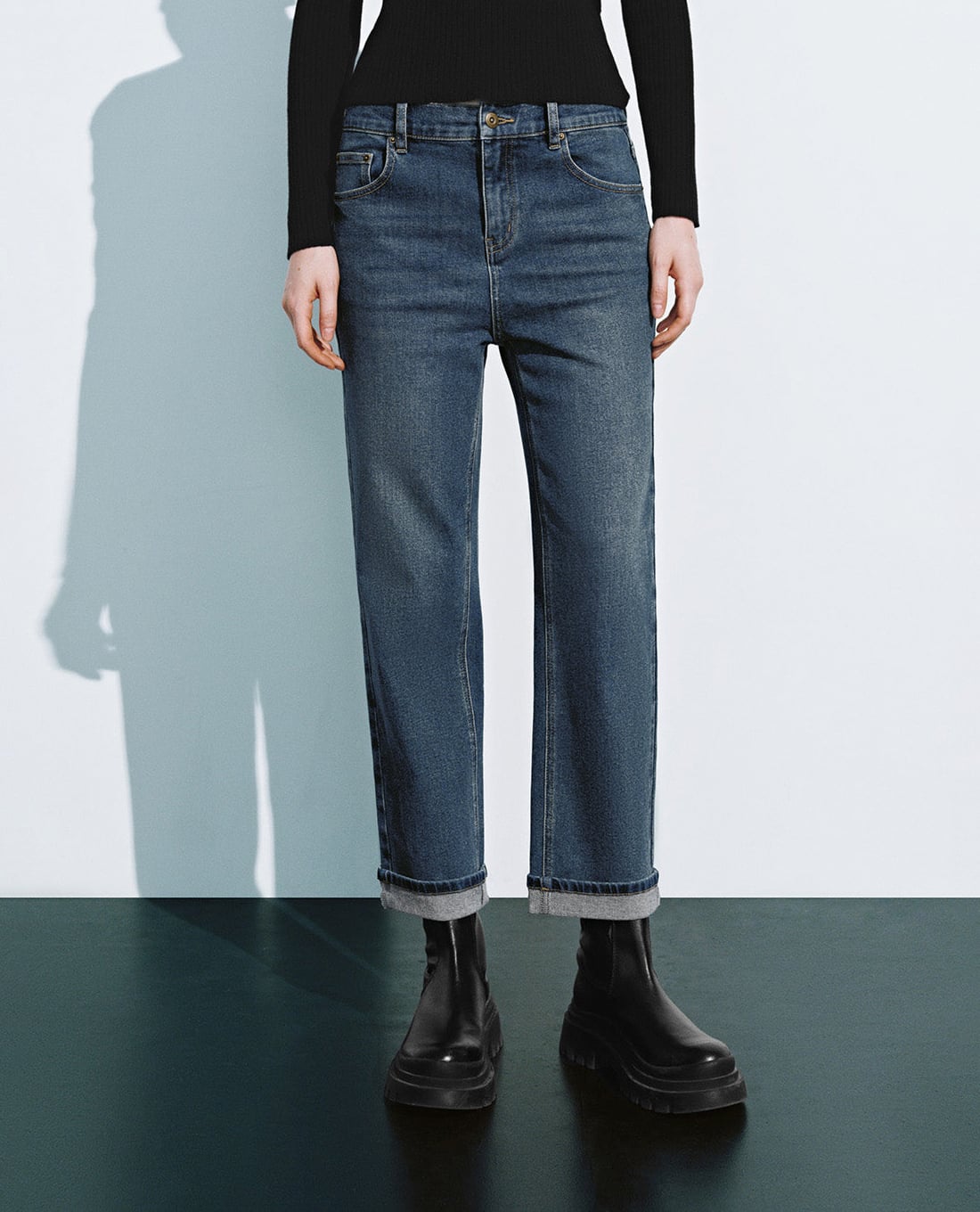 URBAN REVIVO - Quần jeans nữ ống đứng thanh lịch