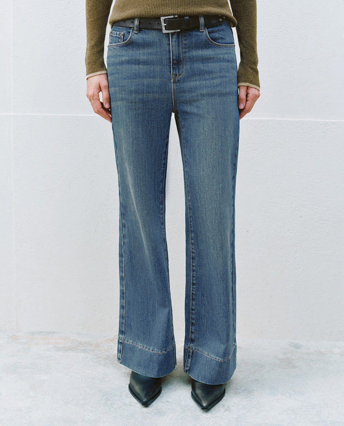 URBAN REVIVO - Quần jeans nữ ống loe phom ôm hiện đại