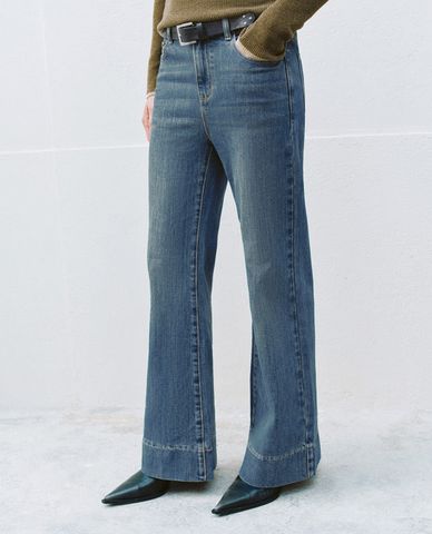  URBAN REVIVO - Quần jeans nữ ống loe phom ôm hiện đại 