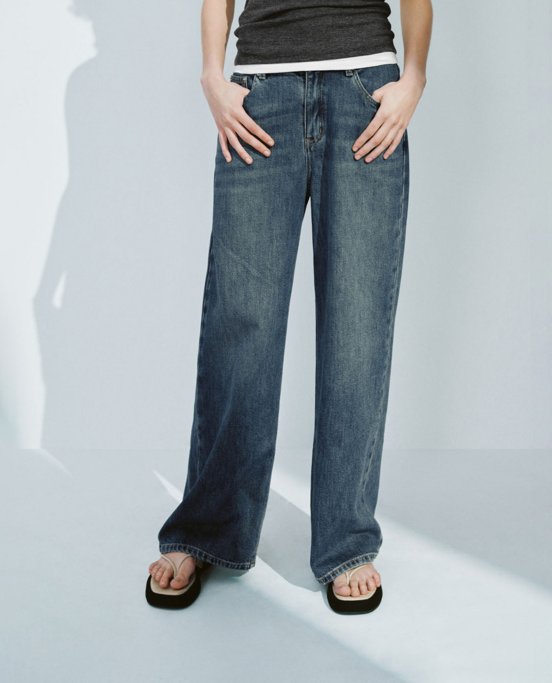 URBAN REVIVO - Quần jeans nữ ống rộng wash bạc thời trang